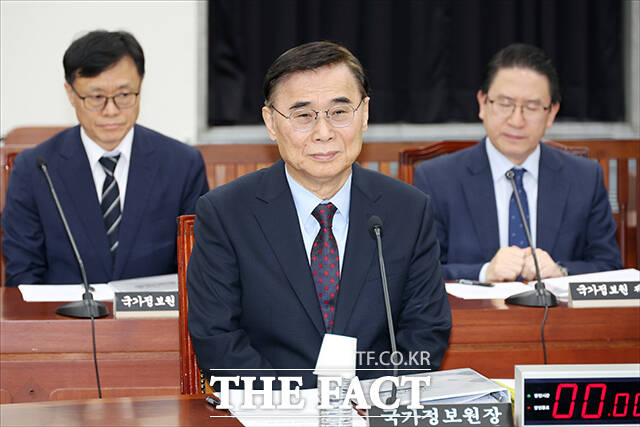 신성범 국회 정보위원회 위원장(왼쪽)과 이종석 국가정보원장이 22일 오전 서울 여의도 국회에서 열린 정보위원회 전체회의 시작 전 정보위원장실로 향하고 있다. /국회=배정한 기자