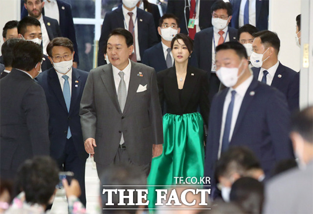 김건희 여사는 지난 2022년 6월 스페인 마드리드에서 열린 나토 정상회의 순방 당시 약 6200만 원 반클리프 목걸이를 착용했다. 하지만 재산신고에 누락돼 있어 목걸이의 행방을 놓고 의혹이 불거졌다. /뉴시스 /뉴시스