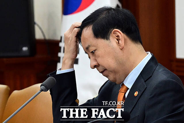 구윤철 부총리 겸 기획재정부 장관은 한국 부동산 시장은 보유세 부담이 낮고, 양도세 부담은 커 거래가 막히는 락인 효과가 심각하다고 말했다. 사진은 구 경제부총리가 지난 20일 오전 서울 종로구 정부서울청사에서 열린 성장전략 TF 겸 경제관계장관회의에 참석해 자료를 살펴보고 있다. /임영무 기자