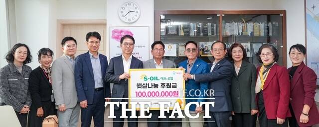 류열 에쓰오일 사장(왼쪽에서 5번째)이 후원금을 전달하고, 박강수 마포구청장(왼쪽에서 6번째), 마포인재육성장학재단 권오범 이사장(왼쪽에서 7번째), 마포복지재단 이홍주 이사장(왼쪽에서 8번째) 등 행사 관계자들과 22일 서울 마포구청에서 기념촬영을 하고 있다. /에쓰오일