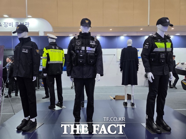 경찰청은 22일 인천 송도에서 열린 제7회 국제치안산업대전에서 창설 80주년을 맞아 새롭게 제작한 경찰복을 공개했다. /김영봉 기자