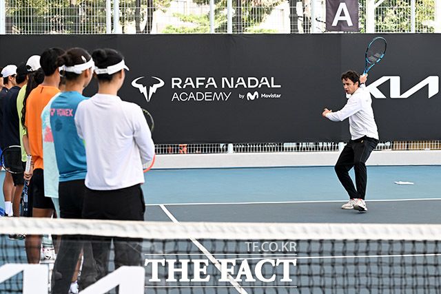 토메오 살바 라파 나달 아카데미 기술 총괄 디렉터(오른쪽)가 22일 오전 서울 광진구 그랜드 워커힐 서울 테네즈 파크에서 열린 'The Road Ahead-기아 주니어 테니스 프로그램'에서 선수들에게 조언을 하고 있다. /남용희 기자