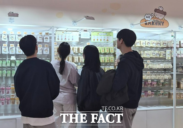 22일 오승혁의 현장은 서울 송파 롯데월드몰에서 웹툰 팝업스토와 페스티벌 등을 지켜보며 웹툰의 영향력 확대를 체감했다. 이날 마루는 강쥐 팝업스토어에서 사람들이 굿즈를 흐뭇하게 지켜보고 있다. /잠실 롯데월드몰=오승혁 기자