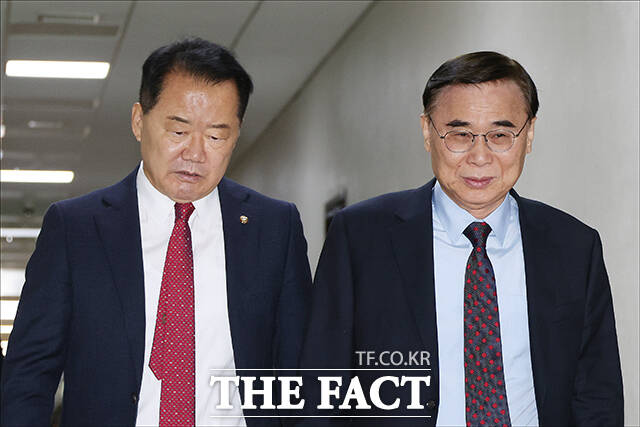 신성범 국회 정보위원회 위원장(왼쪽)과 이종석 국가정보원장이 22일 오전 서울 여의도 국회에서 열린 정보위원회 전체회의 시작 전 정보위원장실로 향하고 있다. /국회=배정한 기자