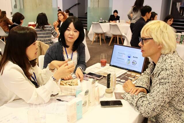 롯데그룹이 오는 23일부터 25일까지 오스트리아 빈에서 롯데·대한민국 브랜드 엑스포를 개최한다. 사진은 지난 5월 프랑스 파리에서 열린 브랜드 엑스포에서 국내 중소기업이 현지 유통기업과 상담하는 모습. /롯데그룹