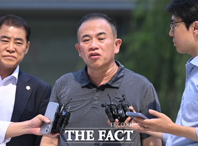 천 개입 의혹을 받는 정치브로커 명태균 씨가 김건희 여사 재판에 증인으로 출석하며 김영선 의원 공천은 김 여사가 준 선물이라는 강혜경 씨 증언을 반박했다. 명 씨가 지난 8월 서울 종로구 KT광화문빌딩 웨스트에 마련된 김건희 여사 관련 의혹 수사 중인 민중기 특별검사팀 사무실로 출석하고 있다./이새롬 기자