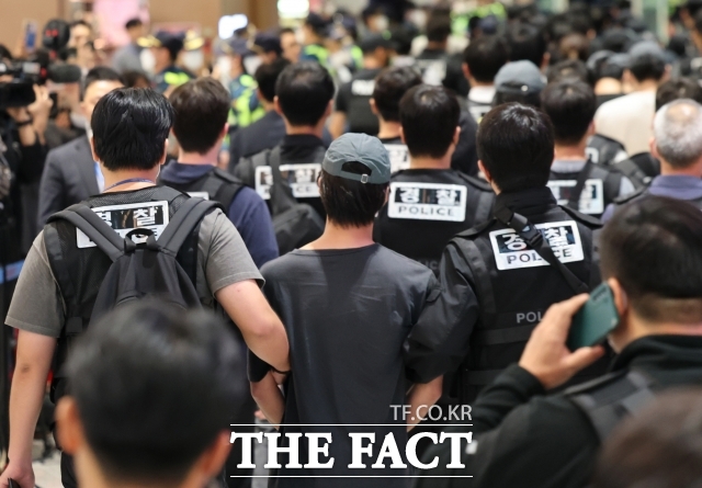 캄보디아 온라인 사기에 가담해 구금된 한국인들이 지난 18일 오전 인천국제공항을 통해 송환되고 있다. /장윤석 기자