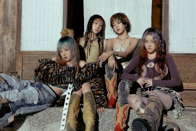 비비업은 한국의 전통적인 올림머리와 노리개 등과 더불어 투스젬과 네일 아트 등 현대적인 디테일을 더한 키치하면서도 힙한 스타일링으로 색다른 변신을 예고했다. /이고이엔티