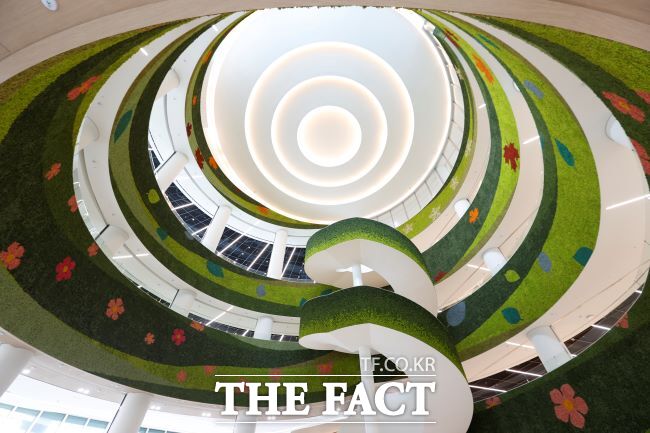 스칸디아모스(천연 이끼)를 식재한 경기도서관 중앙 나선형 계단. /경기도