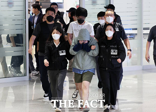 국정원은 캄보디아 현지에서 스캠 범죄 등에 가담한 한국인이 1000명~2000명에 이를 것으로 추정된다고 밝혔다. 사진은 캄보디아 온라인 사기에 가담해 구금된 한국인들이 18일 인천국제공항으로 송환되는 모습. /장윤석 기자