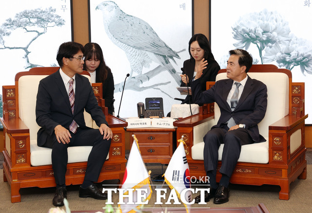 김태흠 충남도지사(오른쪽)가 지난달 25일 도청 접견실에서 야마시타 마코토 일본 나라현지사를 만나 대화를 나누고 있다. /충남도