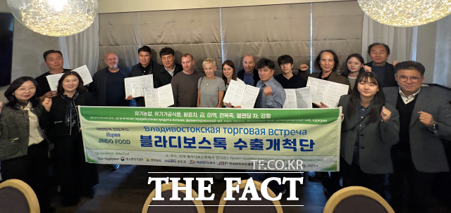 지난 15일 진도군 기업-러시아 바이어 수출계약 체결식에서 진도군 소재 기업과 러시아 바이어가 기념촬영을 하고 있다. /전남TP