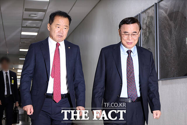 신성범 국회 정보위원회 위원장(왼쪽)과 이종석 국가정보원장이 22일 오전 서울 여의도 국회에서 열린 정보위원회 전체회의 시작 전 정보위원장실로 향하고 있다. /국회=배정한 기자