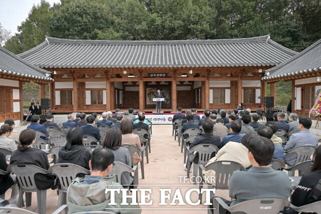 21일 충청감영에서 송무경 공주시 부시장을 비롯해 공주시의원, 공주향교 유림, 우금티기념사업회 관계자, 시민 등 100여 명이 참석한 가운데 공주 충청감영 생생마을 개관식이 열리고 있다. /공주시