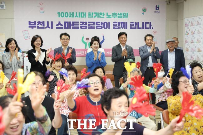 조용익 부천시장(뒷줄 오른쪽 3번째)과 국정기획위원회가 소새울스마트경로당에서 웃음치료 프로그램을 참관하고 있다. /부천시