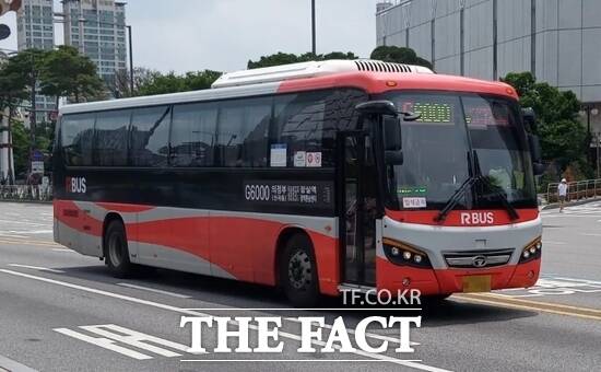 경기 의정부시 지난 9월 30일부터 오전과 오후 각각 2회식 증회 운영하고 있는 G6000번 노선 버스의 모습. /의정부