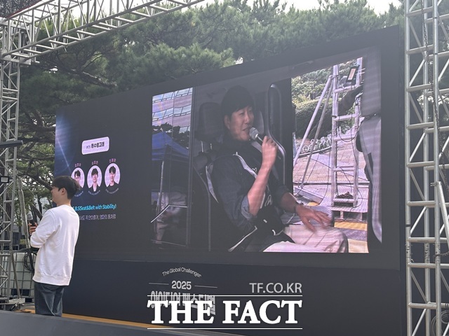 2025 아이디어 페스티벌에서 배성재 아나운서가 흰수염고래팀의 발달장애인용 안정 패드 ‘S.B.S(Seat&Belt with Stability)’를 직접 체험하며 시연을 진행하고 있다. /황지향 기자