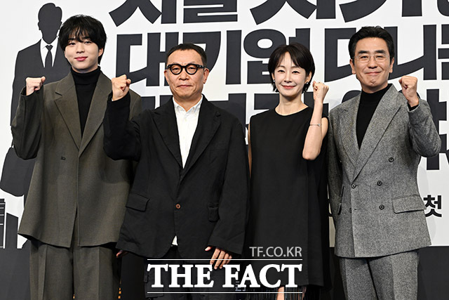 배우 차강윤, 조현탁 감독, 배우 명세빈 류승룡(왼쪽부터)이 22일 오후 2시 서울 구로구 더 링크 호텔에서 열린 JTBC 새 토일드라마 서울 자가에 대기업 다니는 김 부장 이야기 제작발표회에 참석해 다양한 이야기를 나눴다. /남용희 기자