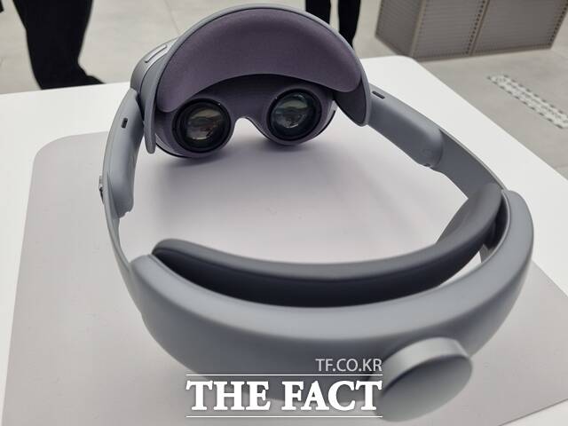 삼성전자는 갤럭시XR이 균형 잡힌 인체공학적 디자인과 545g의 무게로 설계돼 한층 더 편안한 사용 경험을 제공한다고 소개했다. /이성락 기자