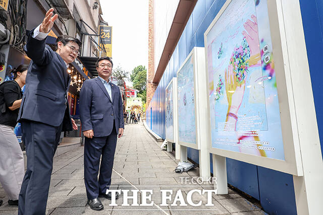 윤호중 행정안전부 장관이 지난 8월 4일 오후 서울 용산구 이태원참사 현장을 살펴보고 있다. /장윤석 기자