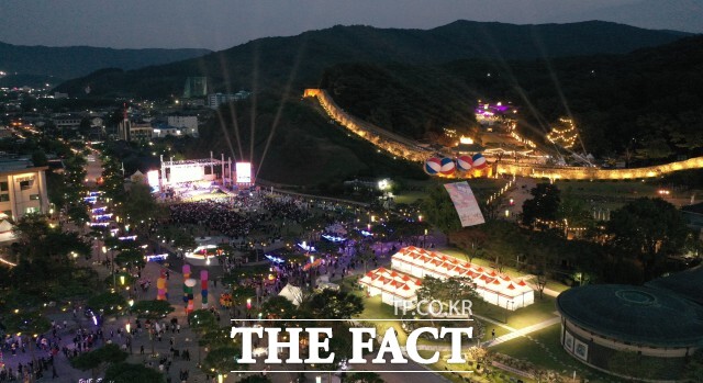 빛의 길을 따라 이어지는 소망등 달기가 관람객의 발길을 붙잡는다. /고창군