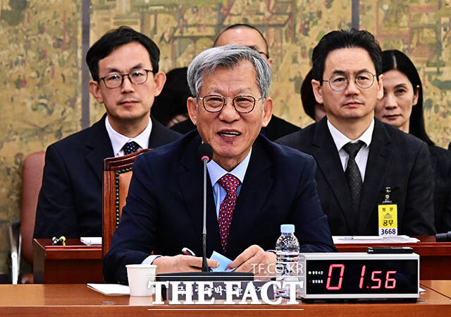 유홍준 국립중앙박물관 관장이 22일 오전 서울 여의도 국회 문화체육관광위원회에서 열린 국립중앙박물관 등에 대한 국정감사에 출석해 질의에 답변을 하고 있다. /국회=배정한 기자