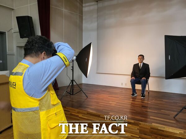 대덕구노인종합복지관이 22일 올해 대덕구공동체공모사업 선정된 물빛행복사진봉사단과 연계를 통해 복지관 이용자 대상으로 장수사진 촬영을 진행했다. /대덕구노인종합복지관