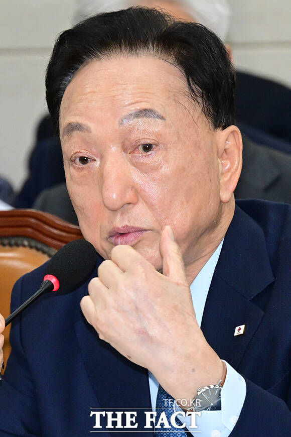 김철수 대한적십자사 회장은 이날 계엄 찬반에 대한 질의에 답변을 피했다.