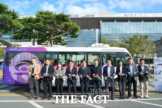 22일 천안시청 시민의종 앞에서 열린 자율주행 버스 개통식 참석자들이 테이프 커팅을 하고 있다. /천안시