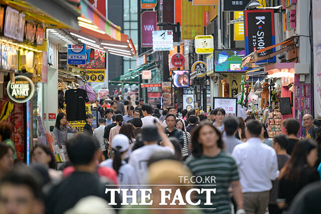 오마카세 등 예약 기반으로 영업하는 음식점에서 노쇼(no-show·예약 부도)를 할 때 위약금이 최대 40%까지 상향된다. 사진은 명동거리 모습./더팩트DB