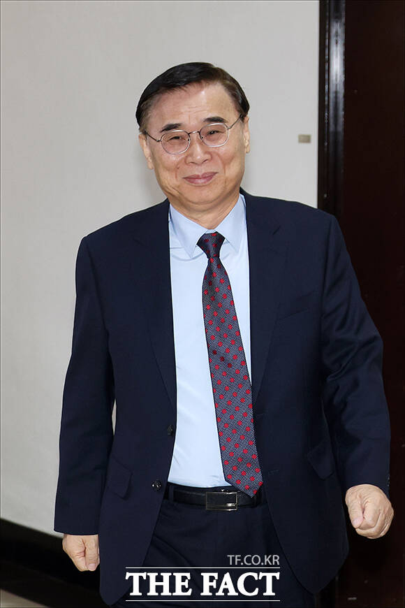 신성범 국회 정보위원회 위원장(왼쪽)과 이종석 국가정보원장이 22일 오전 서울 여의도 국회에서 열린 정보위원회 전체회의 시작 전 정보위원장실로 향하고 있다. /국회=배정한 기자