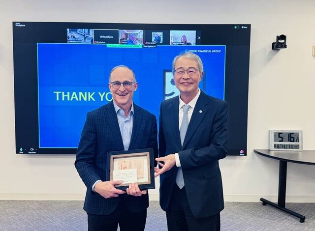 임종룡 우리금융그룹 회장(오른쪽)과 스티븐 프레스턴 GII 대표이사가 지난 16일 미국 메릴랜드주 록빌에 위치한 굿윌스토어 본사에서 기념사진을 촬영했다. 이날 임 회장은 대한천일은행 설립인가서 액자를 프레스턴 대표에게 선물했다. /우리금융그룹