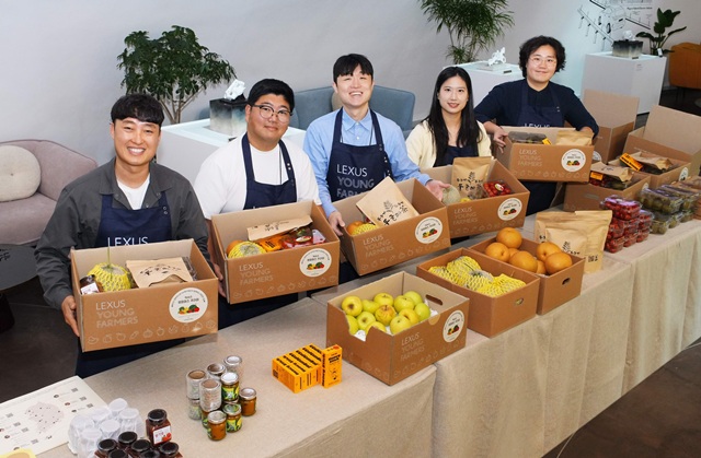 지난 21일 2025 렉서스 영파머스 꾸러미 기부 행사에 참여한 농부들(왼쪽부터 김태석, 이종석, 원강효, 김빛나, 김후주 농부)이 친환경 농산물을 담은 꾸러미를 선보이고 있다. /렉서스코리아