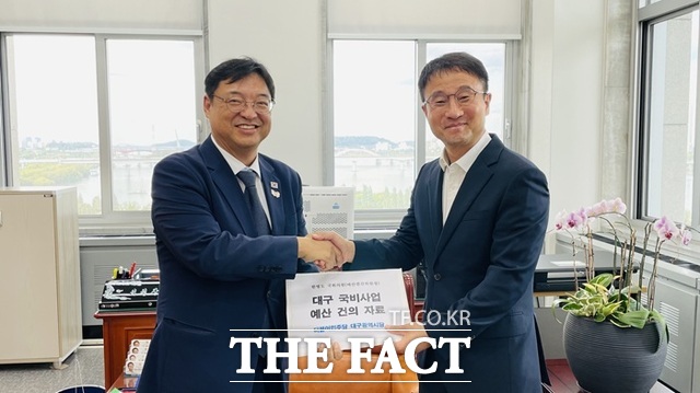 허소 더불어민주당 대구시당 위원장(사진 왼쪽)이 22일 국회에서 한병도 예산결산특별위원회 위원장을 만나 대구 국비사업 예산 건의 자료를 전달하고 있다. /더불어민주당 대구시당