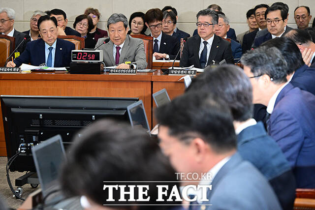 앞줄 왼쪽부터 김철수 대한적십자사 회장, 차순도 한국보건산업진흥원장, 양한광 국립암센터원장, 이재태 한국보건의료연구원장.