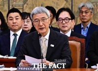  질의에 답변하는 김희섭 국립중앙도서관장 [포토]