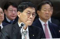  한은 기준금리 결정 D-1, 뛰는 집값·널뛰는 환율 발목…10월 금리 동결 나서나