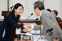  차순도 원장과 악수하는 이주영 개혁신당 의원 [포토]