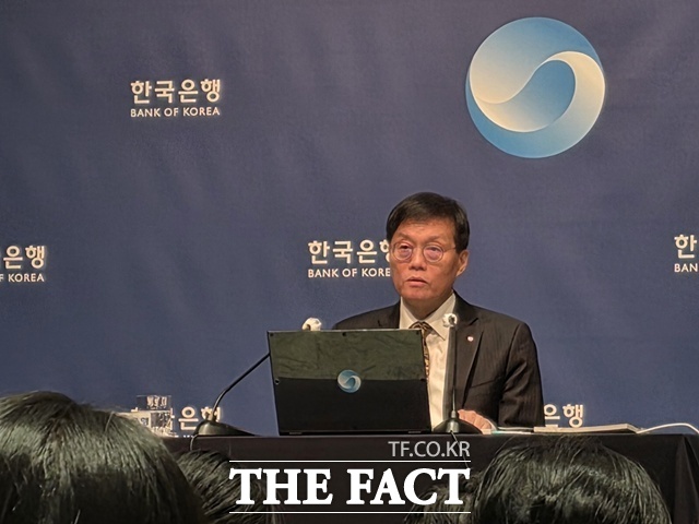 이창용 한국은행 총재가 23일 오전 금융통화위원회(금통위) 통화정책방향 회의 후 기자간담회에서 취재진의 질문에 답하고 있다. /이선영 기자