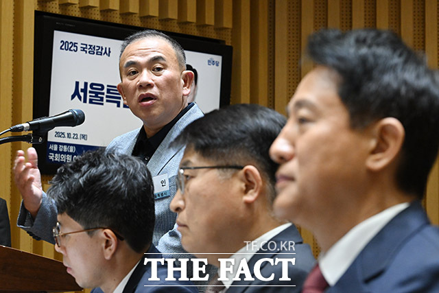 명태균 게이트 의혹의 핵심 인물인 명태균 씨가 23일 오전 서울 중구 서울시청에서 열린 국회 행정안전위원회의 서울시청에 대한 국정감사에서 증인으로 출석해 오세훈 서울시장(오른쪽)을 바라보며 의원 질의에 답하고 있다. /남용희 기자