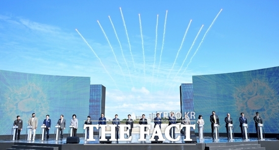 23일 진행된 킨텍스의 제3전시장 착공식에 참석한 내외빈들이 착공식 터치 버튼 세레모니를 하고 있다. /킨텍스