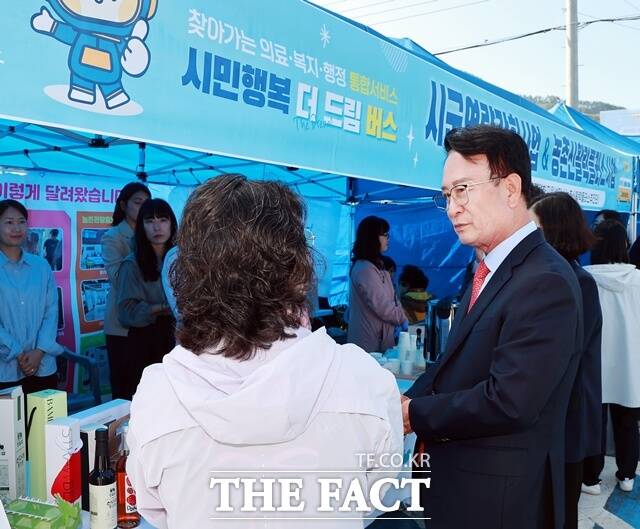 박동식 사천시장이 시민 행복 더드림 버스 현장을 찾은 주민과 대화를 나누고 있다. /사천시