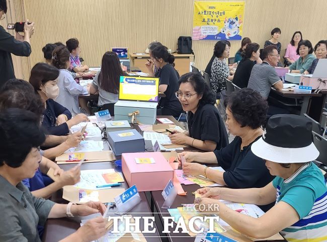 광명시 주민자치회 위원들이 사회적경제 오픈박스를 진행하고 있는 모습. /광명시