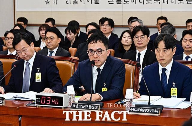 질의에 답변하는 구자현 서울고등검찰청장(가운데).