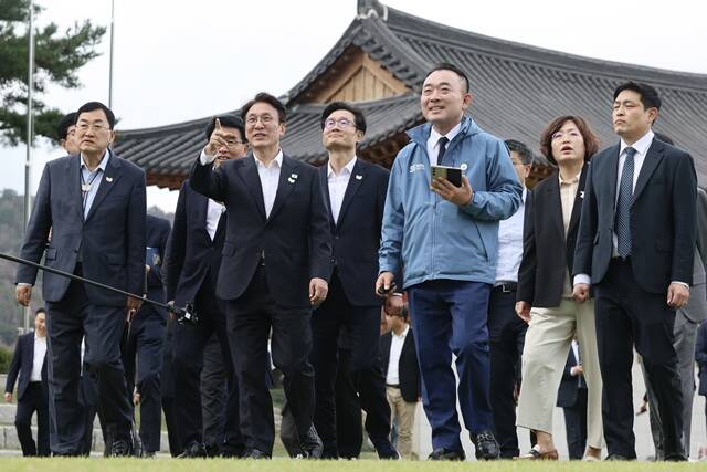 김민석 국무총리는 23일 경주 아시아태평양경제협력체(APEC) 정상회의 준비와 관련해 마지막 남은 1%는 하늘이 도와주실 것이라고 밝혔다. 사진은 김 총리가 지난 17일 경북 경주시 소재 APEC 경제인행사장소에서 준비 상황을 점검하는 모습. /총리실