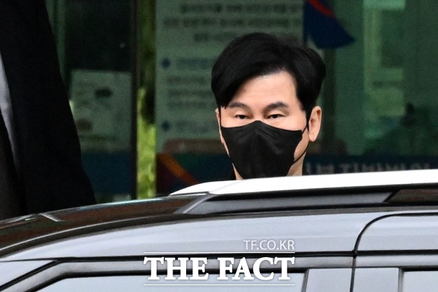 양현석은 글로벌 한류를 주도하고 있는 연예계 4대 기획사 중 유일하게 법적 분쟁이나 이런 저런 논란이 많은 주인공이다. 소속사 아티스트들과의 다툼도 자주 발생하는 편이다. 사진은 양현석이 지난 7월 서울서부지방법원에서 열린 공판을 마치고 법원을 나서고 있다. /서예원 기자