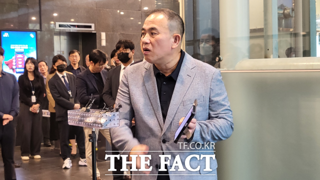 23일 서울시 국정감사 증인으로 출석한 명태균 씨가 국감장에 들어서기 전 기자들과 만나 질의응답을 하고 있다. /정소양 기자