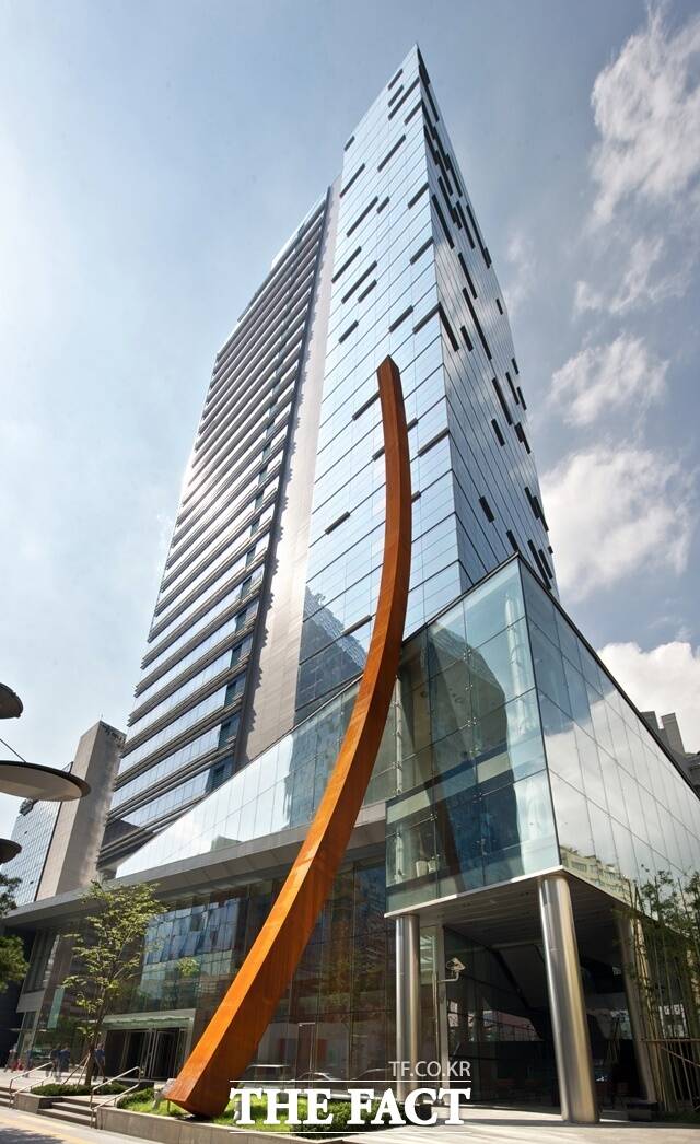 동국제강이 포항공장에서 하청업체 소속 노동자가 트레일러에 깔리는 사고로 숨진 일과 관련해 사과했다. /동국제강그룹