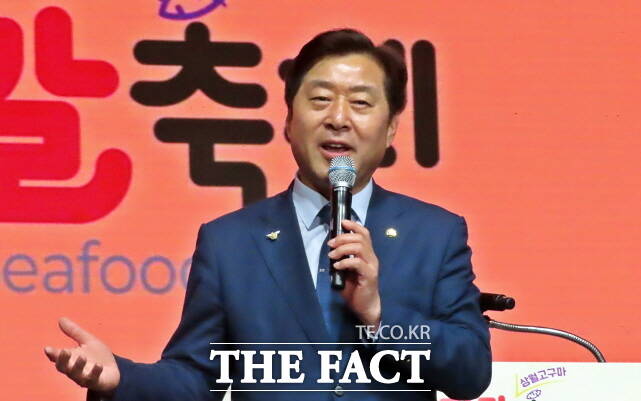 황명선 국회의원이 축사를 하고 있다. /김형중 기자