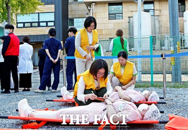 대전성모병원은 23일 원내 화재 발생 시 피해를 최소화하기 위해 대전동부소방서와 합동으로 소방훈련을 실시했다. /대전성모병원